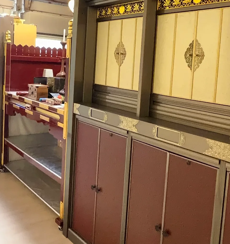 扉付きの区画が並ぶ、お寺の屋内にある納骨壇